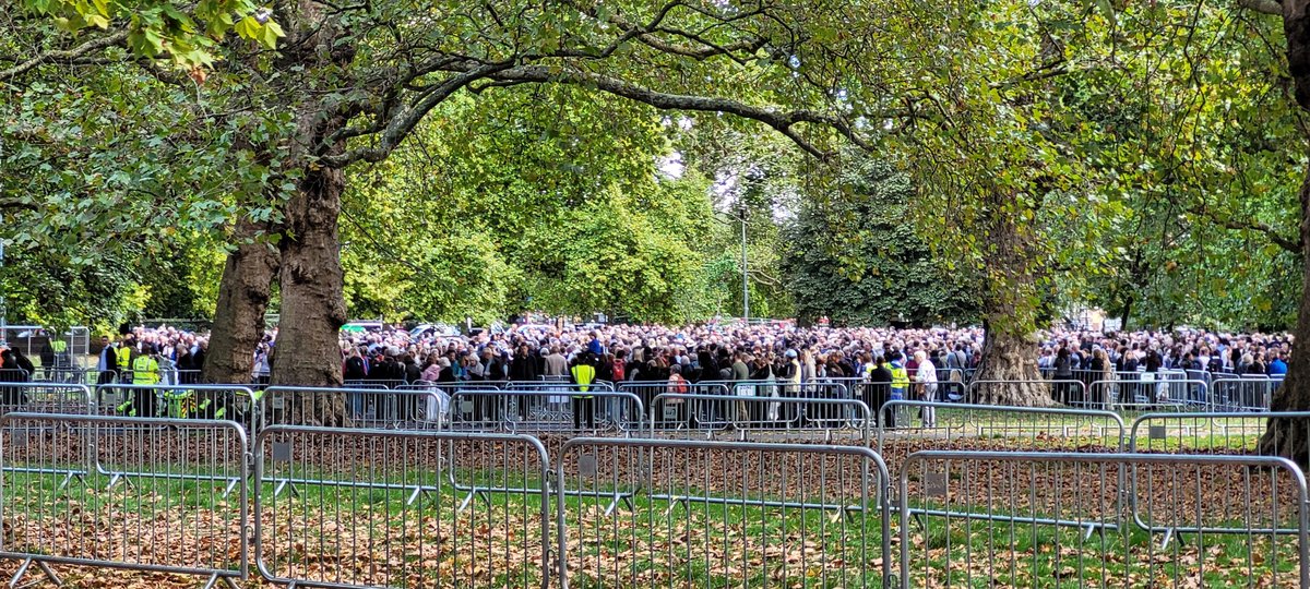 TVsDeanWebster's tweet image. Views of the Queue 👑
#QueenElizabeth #lyinginstatequeue #ElizabethLine