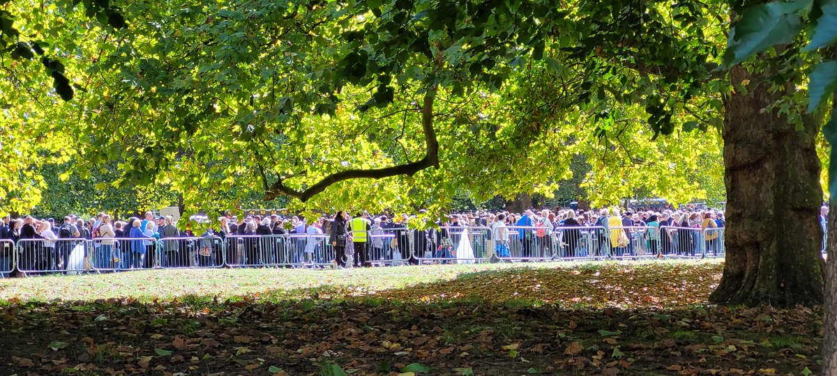 TVsDeanWebster's tweet image. Views of the Queue 👑
#QueenElizabeth #lyinginstatequeue #ElizabethLine