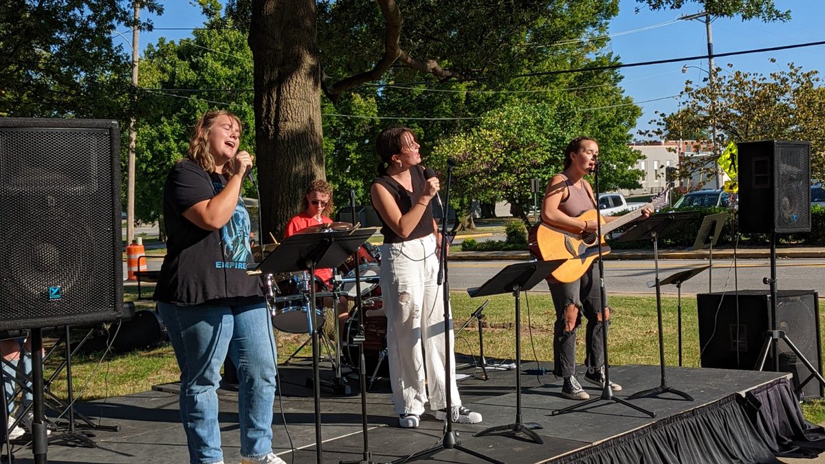 Arkansas_Andrew's tweet photo. Our picnic and music fest on the grounds was fantastic this past Sunday! Come and join in worship this weekend as we begin our new sermon series on Covenant: Living with a Biblical Worldview. God has got great things in store for us. #FirstChurchSpringdale https://t.co/0zjMHPl8eU