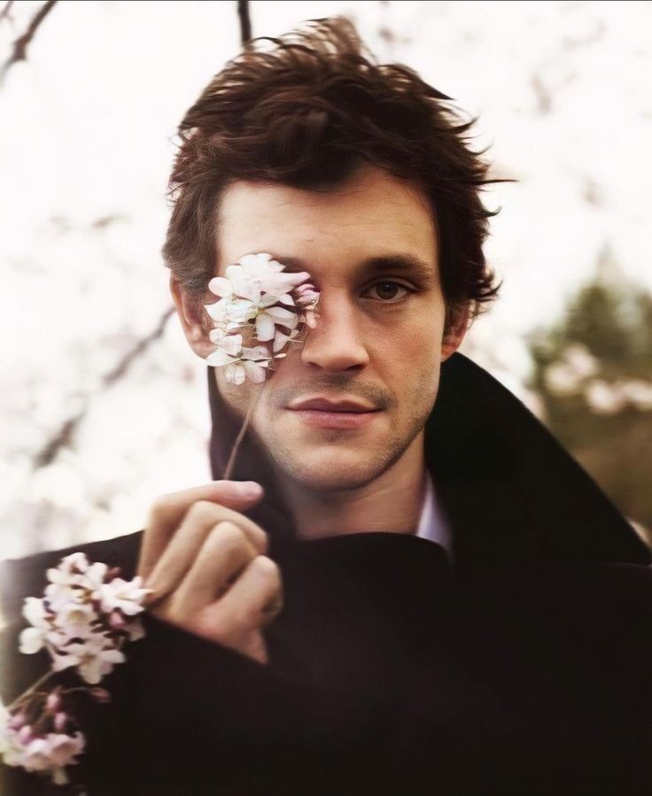 Deméter, mi madre, me llamó Perséfone...

          Pero como ahora somos modernos, prefiero Persie o Percy. De la floristería Blossom. 

         🌸Cabellero de la primavera🌸