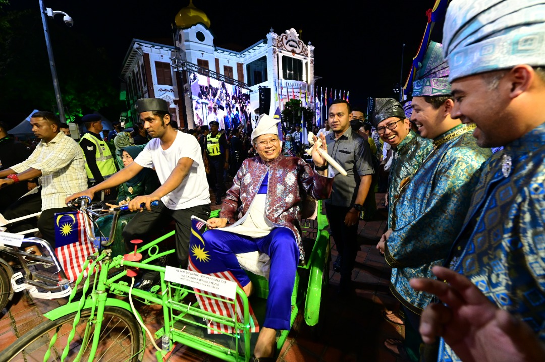 YB Menteri Komunikasi dan Multimedia Tan Sri Datuk Seri Panglima TPr Annuar Haji Musa menaiki beca ke Dataran Memorial Pengisytiharan Kemerdekaan Bandar Hilir, Melaka. 

Kredit foto: Unit Fotografi Jabatan Penerangan Malaysia

#KeluargaMalaysiaTeguhBersama
#JabatanPenerangan