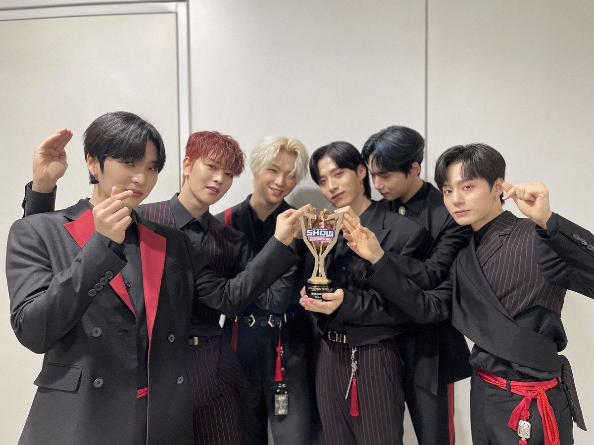 oneusandthemoon's tweet photo. ONEUS, these are just a few of many more trophies you will bring home. You boys deserve everything! 🤍
#원어스_공중파_첫1위_축하해 
Tomoons will be forever with @official_ONEUS
through ups and downs!🫶
#SameScent3rdWin
#ONEUS4thWin https://t.co/yoHvssuC62