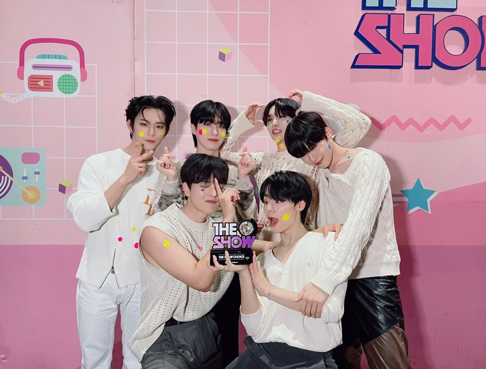 oneusandthemoon's tweet photo. ONEUS, these are just a few of many more trophies you will bring home. You boys deserve everything! 🤍
#원어스_공중파_첫1위_축하해 
Tomoons will be forever with @official_ONEUS
through ups and downs!🫶
#SameScent3rdWin
#ONEUS4thWin https://t.co/yoHvssuC62