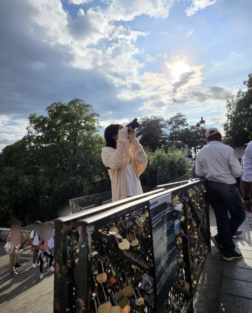 hyunnieslixx's tweet photo. seguro que hyunjin y felix pusieron un candado para jurar su amor eterno y verdadero🥹 https://t.co/DAFGKl4vY0