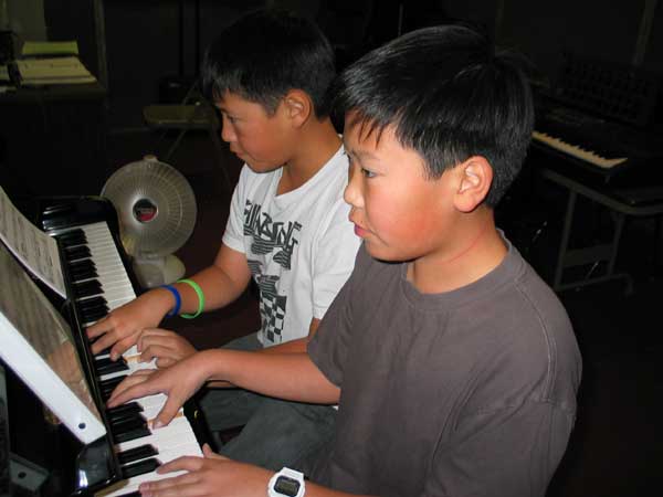 PianoStudioBA's tweet photo. What is a normal piano called?

The Answer is: Upright piano.

#trumpet #trumpetteacher #trumpetlessons #pianoplayer #pianosolo #pianostudent #musicteachers #musiclessonsforallages #musiclessonsonline #practisepianoeveryday #timetopractise #PainoLessonsteachers https://t.co/FAm23S5gjj