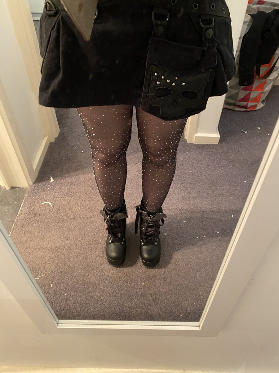 gilliansxgirl's tweet photo. #besekwardrobechallenge2022day16 #statementshoes #statementstockings #liptember #statementlips #womensmentalhealth #donatelinkbelow https://t.co/9DaS9p08DM