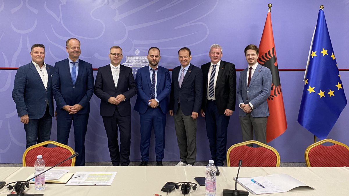 Landtag_LSA's tweet photo. Justiz- und Verwaltungsreform, Menschenrechte, Bekämpfung von Korruption und organisierter Kriminalität: Diese Aufgaben gilt es für den EU-Beitrittskandidaten Albanien zu meistern. Vor Ort informierte sich eine Delegation über den Stand der Dinge: https://t.co/ZCYG3Owc2z #ltlsa https://t.co/FlGlTX9jgl