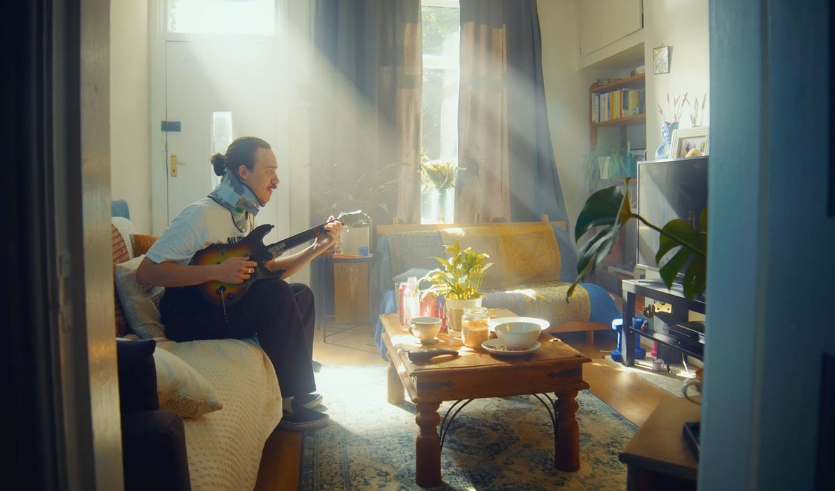 “We wanted to tell a story that most can relate to: pre-drinking, trying to find a yard a mate of a mate of a mate told you to come to…” <a href="/jetskitheband/">jetski</a> drop new single Joey and Zoe – watch the video now 🥳 youtu.be/8V8s7VKO1Cc