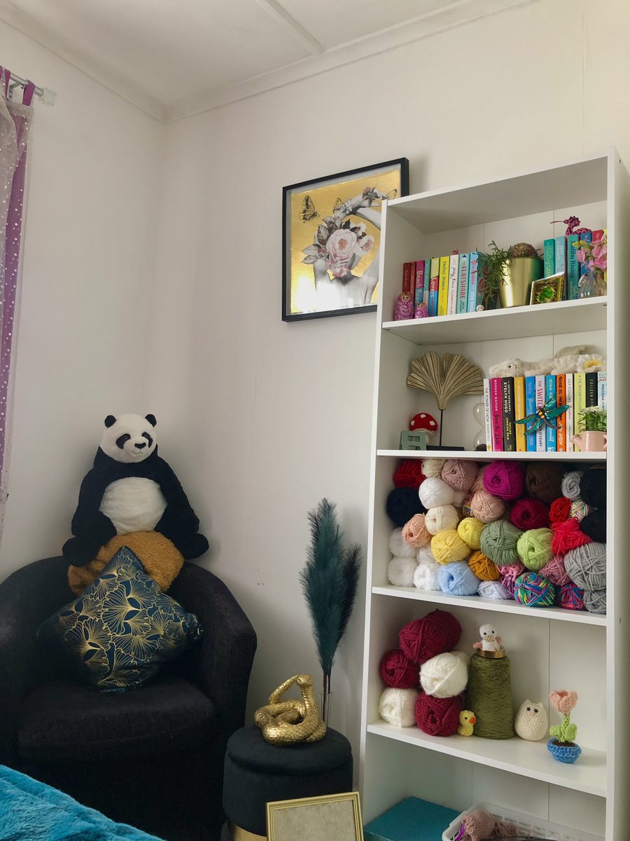 OriaReads's tweet photo. hey guys, this is my bookshelf (and my little crochet corner) it would be so cool if you guys replied/quote tweeted with your bookshelves to show them off!!! if you want ofc🤍📖 https://t.co/zuAwVIU34u