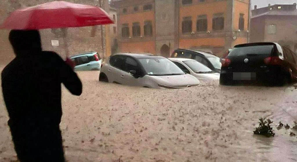 Un testo di Rise Up 4 Climate Justice sulla tragica #alluvione che ha colpito la scorsa notte le #Marche. Un evento che, come tanti altri, viene dipinto come “eccezionale”, ma che invece rappresenta la drammatica norma della #CRISICLIMATICA. globalproject.info/it/in_moviment… #maltempo