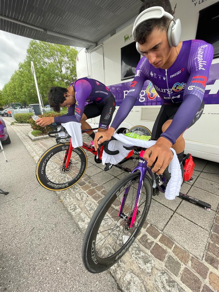 Burgos Burpellet BH (@burgosbh) on Twitter photo #SkodaTour 🇱🇺
🕒 Horarios CRI
13:17 <a href="/felipeorts15/">Felipe Orts Lloret</a>
13:30 <a href="/angelfuentespa/">Ángel Fuentes</a>
13:37 <a href="/Manupenalver10/">Manuel Peñalver</a>
14:07 <a href="/PelegriOscar/">Oscar Pelegrí</a>
14:16 <a href="/juanichupetillo/">Juan Antonio López-Cozar Jaimez ''Chupe''</a> #SkodaTour 🇱🇺
🕒 Horarios CRI
13:17 <a href="/felipeorts15/">Felipe Orts Lloret</a>
13:30 <a href="/angelfuentespa/">Ángel Fuentes</a>
13:37 <a href="/Manupenalver10/">Manuel Peñalver</a>
14:07 <a href="/PelegriOscar/">Oscar Pelegrí</a>
14:16 <a href="/juanichupetillo/">Juan Antonio López-Cozar Jaimez ''Chupe''</a>