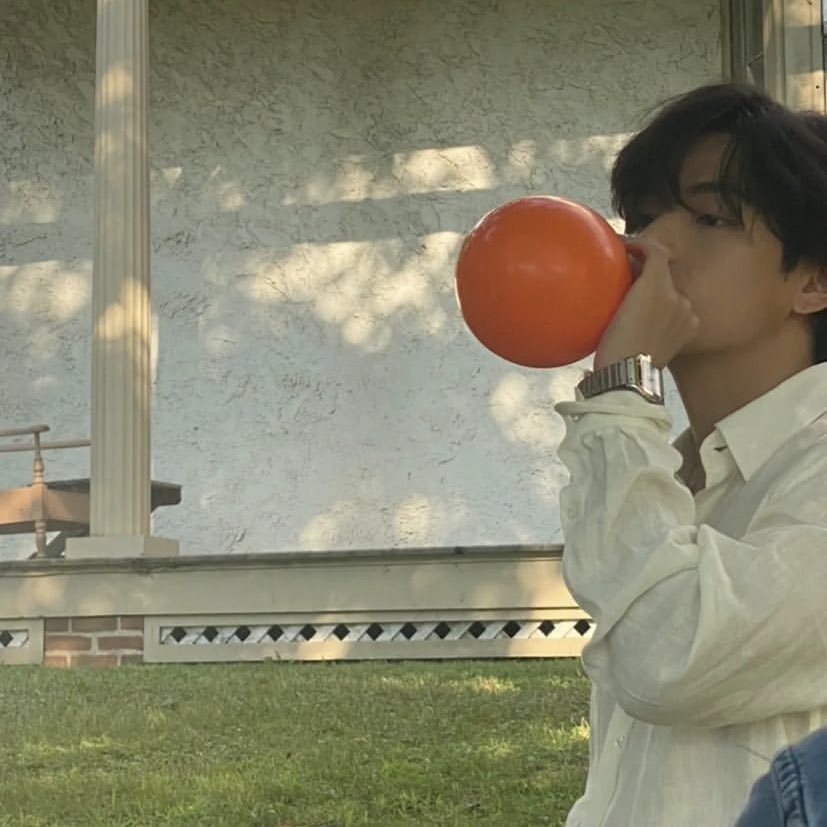 jvnggkuk's tweet photo. @BTS_twt those two pictures bring me peace, you’re a dream https://t.co/uE9PzbP36l