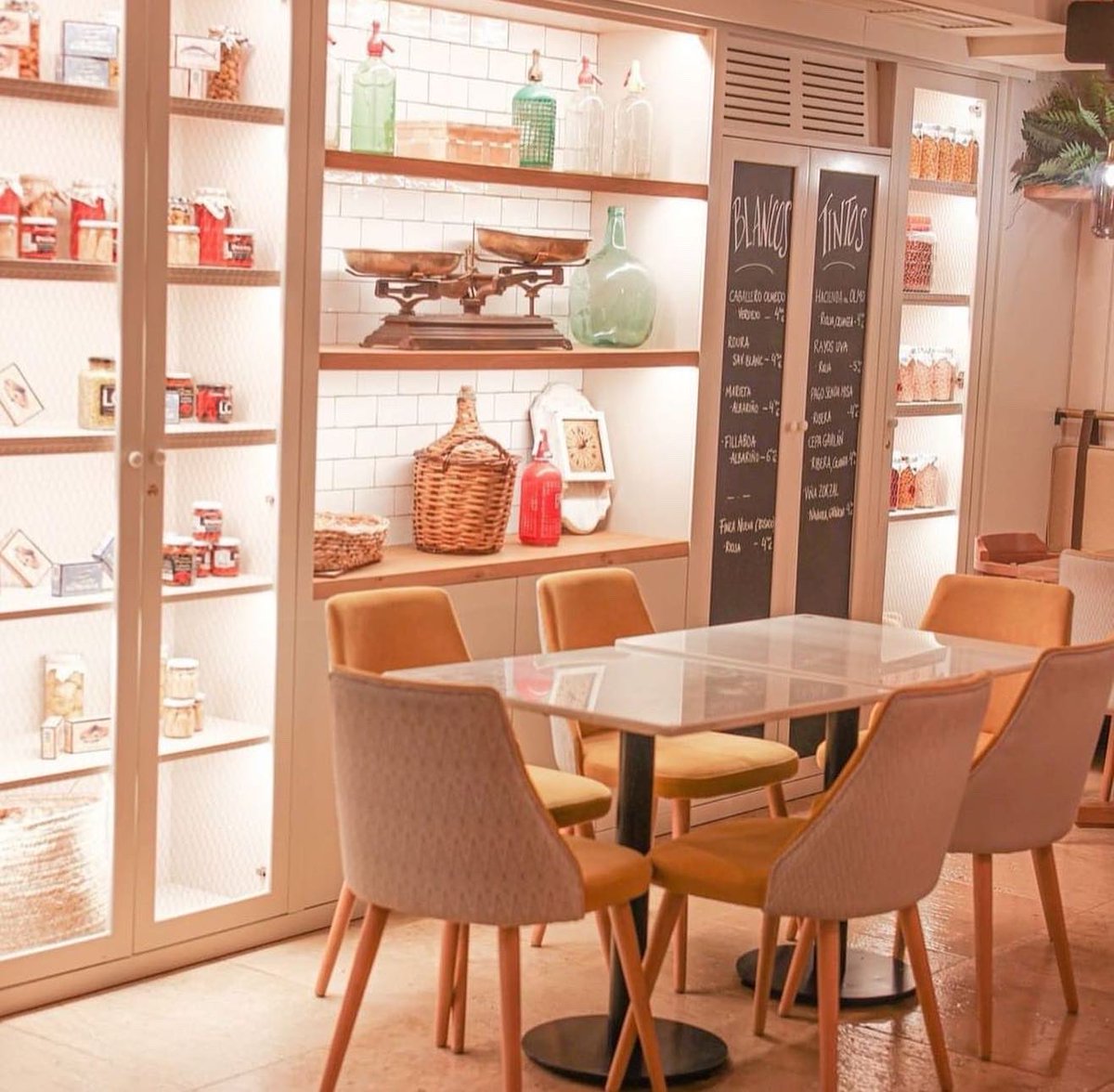 mallorcalegends's tweet photo. Hoy queremos dar la bienvenida a nuestro nuevo colaborador #colmadohispania (Paseo Mallorca).
Sensacional gastronomía donde la cultura del "tapeo" es la esencia del local. 
Muchas gracias por la confianza y vuestro apoyo. 

Persona de contacto reservas directas @neussureda https://t.co/u3i2uaBQfL