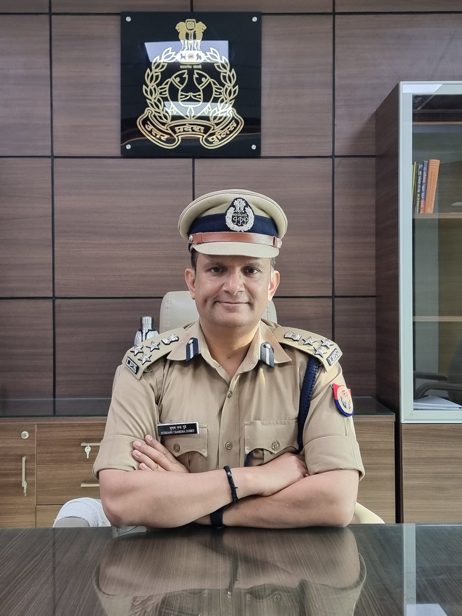 dubey_ips's tweet photo. **एक बेहतरीन #इंसान अपने #आचरण से ही पहचाना जाता है,
    वरना अच्छी बातें तो दीवारों पर भी लिखी होती है..** https://t.co/ypbbhtLStS