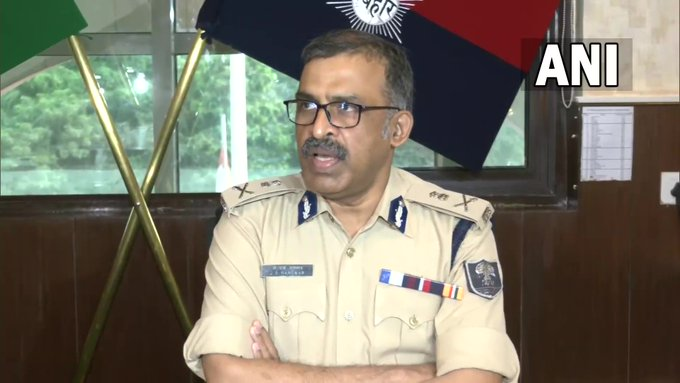 timesofindia's tweet photo. #Bihar | 4 accused arrested till now. They have admitted that they wanted to spread fear in the area as their influence was dipping. Two country-made pistols, motorbike used in the crime & mobile phones were recovered: ADG Headquarters, #JSGangwar on Begusarai firing https://t.co/PtFfWutPUa