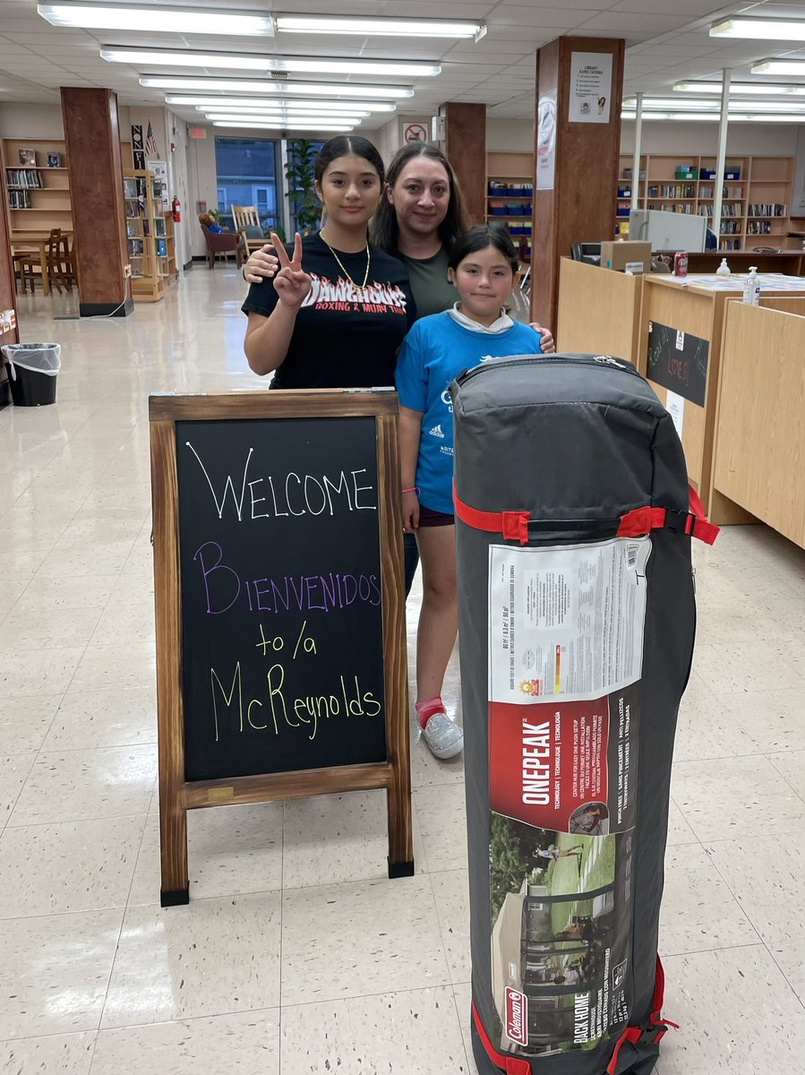 The McReynolds family was eager to welcome parents/students to Open House. In between meeting with Teachers, families were excited to win prizes 🏅while also getting some snacks. @mcreynoldsbear1 @HISDLibraryServ @TeamHISD @HISD_Wraparound