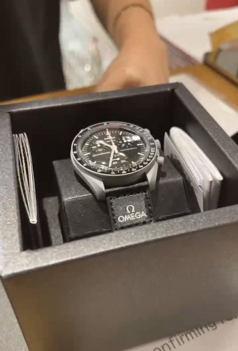 ぶらり立ち寄った原宿店でゲット！
運を使い果たして無いと良いですがね😅

#MOONSWATCH 
#スウォッチ