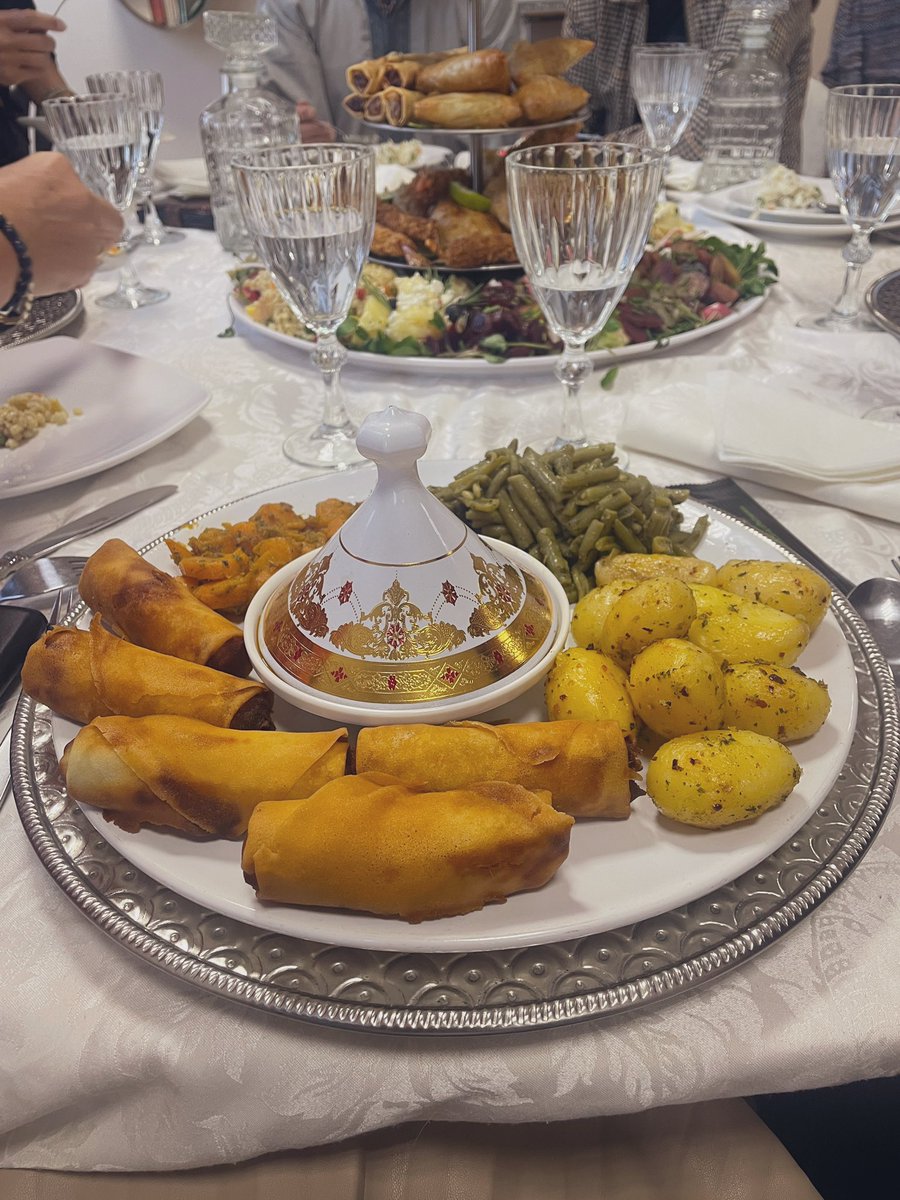 Deze week was  de delegatie Berkane op bezoek. De vriendschap tussen onze gemeentes moeten we koesteren. Ook hebben we deze week een aantal inwoners met een Marokkaanse achtergrond mogen ontmoeten. Zo vertelde Leyla Ajjaj over vrouwengroep Aysma en bezochten we de Zeister moskee.