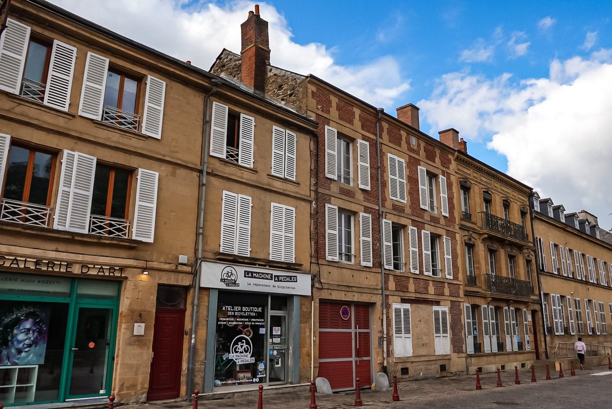 🇫🇷 Balade matinale à Charleville-Mézières: cette pierre calcaire ocre, surnommée « pierre de soleil », est d’une beauté! 😍 #MagnifiqueFrance #Ardennes #meuseavelo