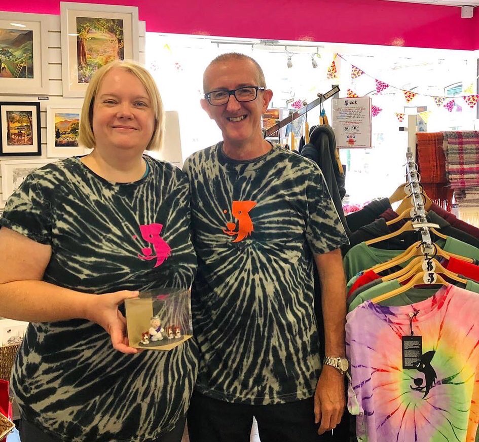 zakthecolliedog's tweet photo. ‘Beautiful’ ‘Superstars’ Helen &amp; Paul in their Zak Tees supporting @BCTGB &amp; #lakessearchdogs AND showing love to the Queen with a @Joslittlepeople Jubilee Figurine 💕(Swipe to see the main man Zak himself) <3 Shop Zak here https://t.co/PBzHGjh3Xy #zakthecolliedog #ethicalfashion https://t.co/ESe7fQD8rb
