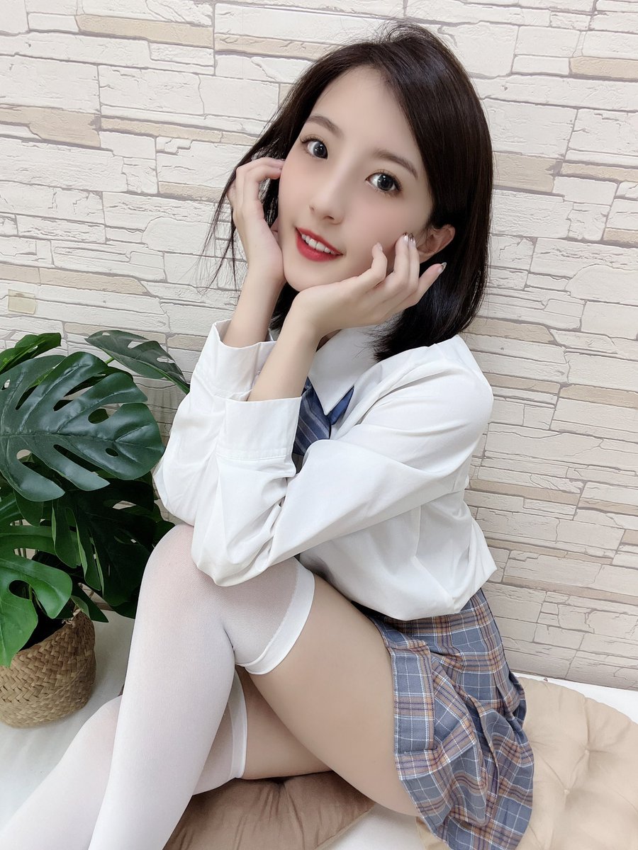 asna21531's tweet photo. 日常生活

#制服 #學生制服 #百褶裙 #及膝襪 #膝上襪 #絕對領域 #襯衫 https://t.co/G0fe1wD6jk
