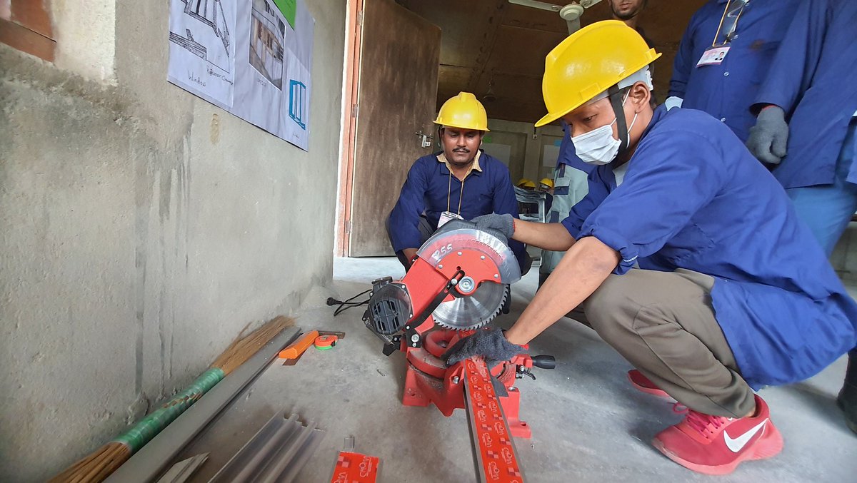 UNDPNepal's tweet image. #MoEST Sec Ram K. Subedi &amp;amp; #CTEVT officials observing skills training provided to Returnee Migrant Workers (RMWs) at Parsa #MadheshProvince. This upskilling prog to 1500 RMWs in Madhesh+Lumbini is funded by @EUinNepal &amp;amp; @npBritish managed #Dakchyata 
👉bit.ly/3Lltdlf