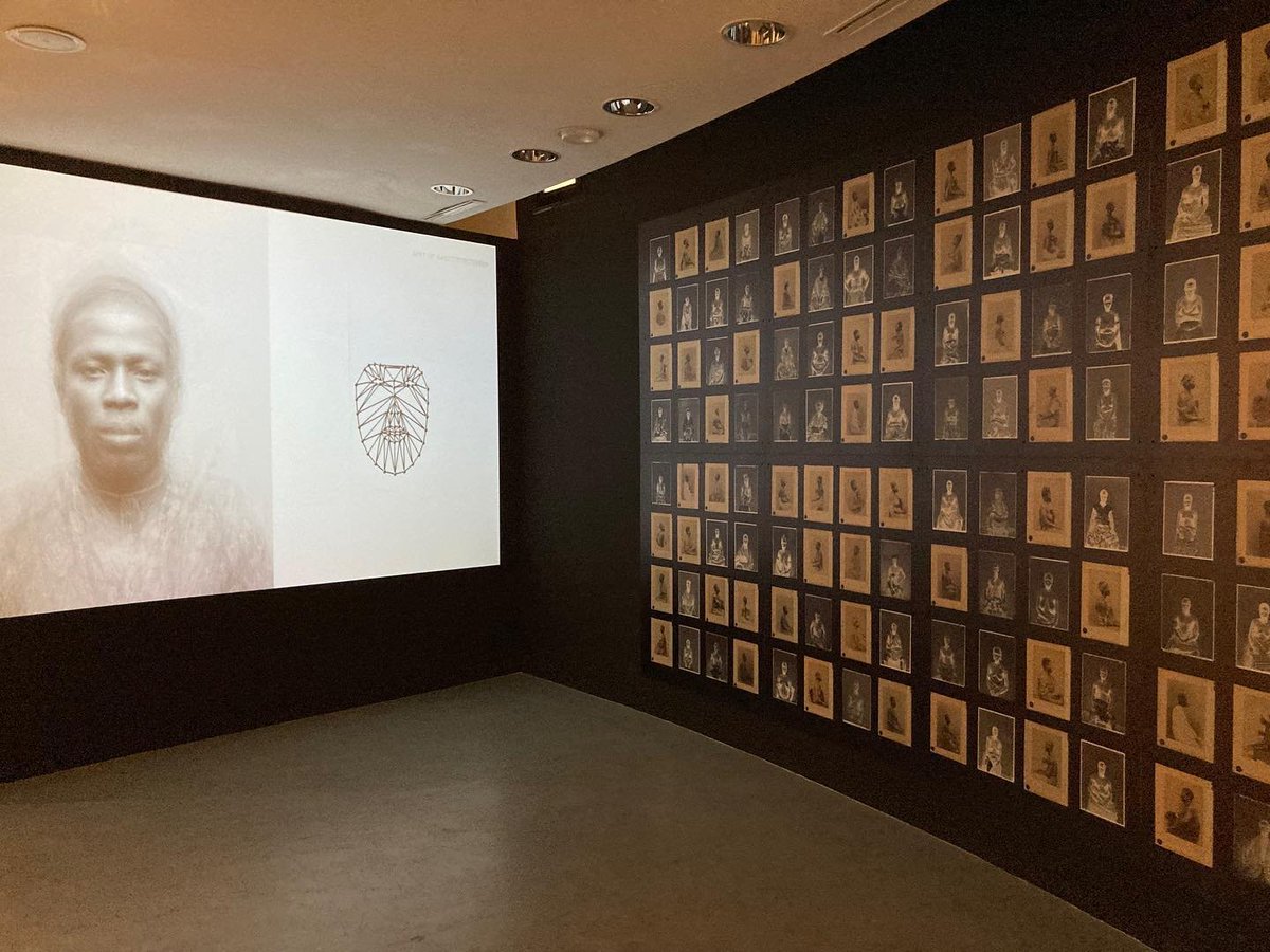 QUÉ HAY DE NUEVO?  
La derrota del rostro, 2018. Andrés Pachón
Diálogo entre sistemas ópticos fisiognómicos del XIX y actual tecnología biométrica fronteriza; la ideología del archivo fotográfico continúa siendo efectiva para ejercer poder basado en el conocimiento de los cuerpos
