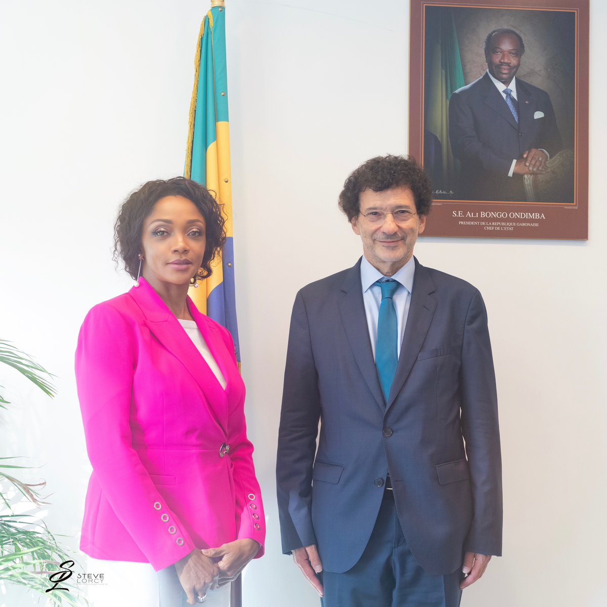 Ce jeudi, j’ai eu l’honneur de recevoir le Professeur <a href="/KohenMarcelo/">Marcelo Kohen</a>, spécialiste du droit international.

En tant que SG de l'<a href="/idi_iil/">IDI-IIL</a>, ce brillant juriste a tenu à solliciter le soutien du #Gabon pour sa candidature à l’élection des juges de la <a href="/CIJ_ICJ/">CIJ_ICJ</a>, en novembre prochain.