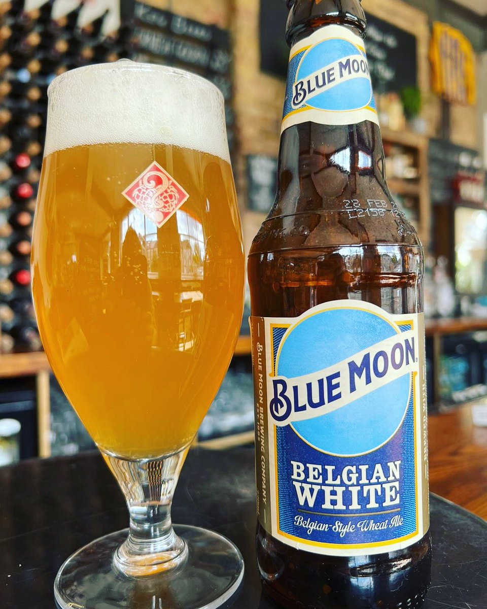 Once in a Blue Moon, treat yourself 🌚

This Belgian style beer wheat beer is crisp &amp; tangy with a subtle citrus sweetness. 

#thewestbury #thewestburypub #bluemoonbeer #bluemoon #belgianstylebeer #witbeir #belgianwhite #beer #bottleofbeer #turnpikelane #turnpikelanepubs