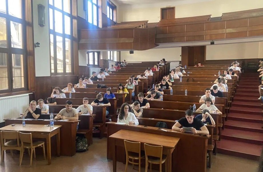 MINprosvete's tweet photo. Влада Србије усвојила је, на предлог #MPNTR, закључак којим се предвиђа да се студентима који су уписани по старим програмима продужи рок за завршетак студија. Иницијативу за продужетак рока за завршетак студија предложо је @SKONUS_SCSU а подржао @brankoruzicsps https://t.co/wE7gsmvmt2