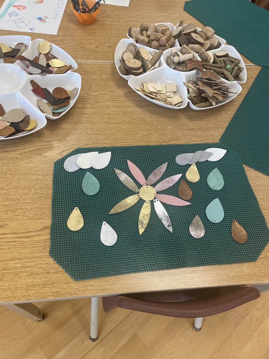 kinderroom1502's tweet photo. @kinderroom1502 @StJeromeCES @YCDSB #creatingisfun โrain and sun makes rainbows!โ https://t.co/BeZQYcLiap