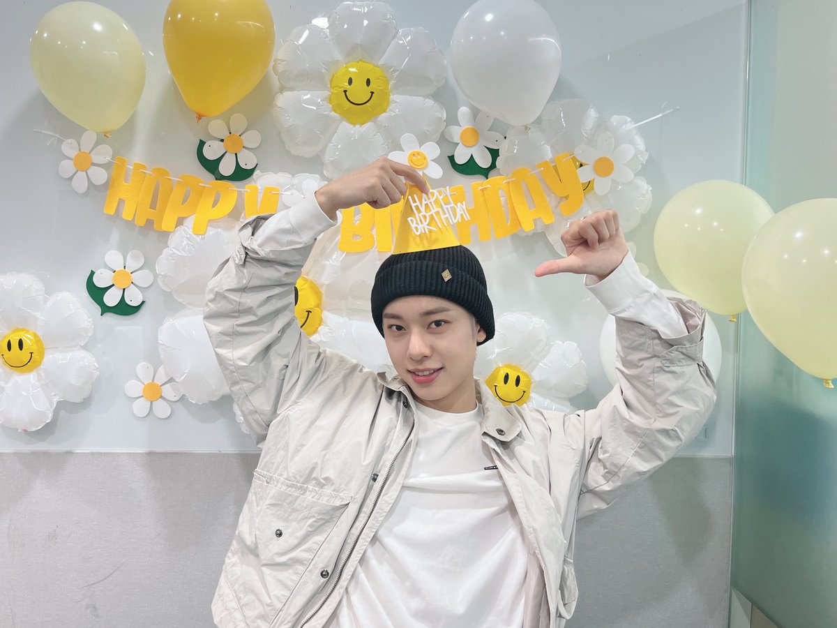 INTL_AB6IX's tweet photo. [📸/220916] AB6IX Vlive post ㅡ Donghyun

"[#AB6IX/✌📸] 💛HAPPY DONGHYUN DAY��
Thankyou ABNEW for celebrating Donghyun's birthday together🥰" 

🔗 https://t.co/KJHwsfYJMS

©AB6IX INTL

#에이비식스 #전웅 #김동현 #박우진 #이대휘 @AB6IX @AB6IX_MEMBERS https://t.co/8OvAtdaaw4