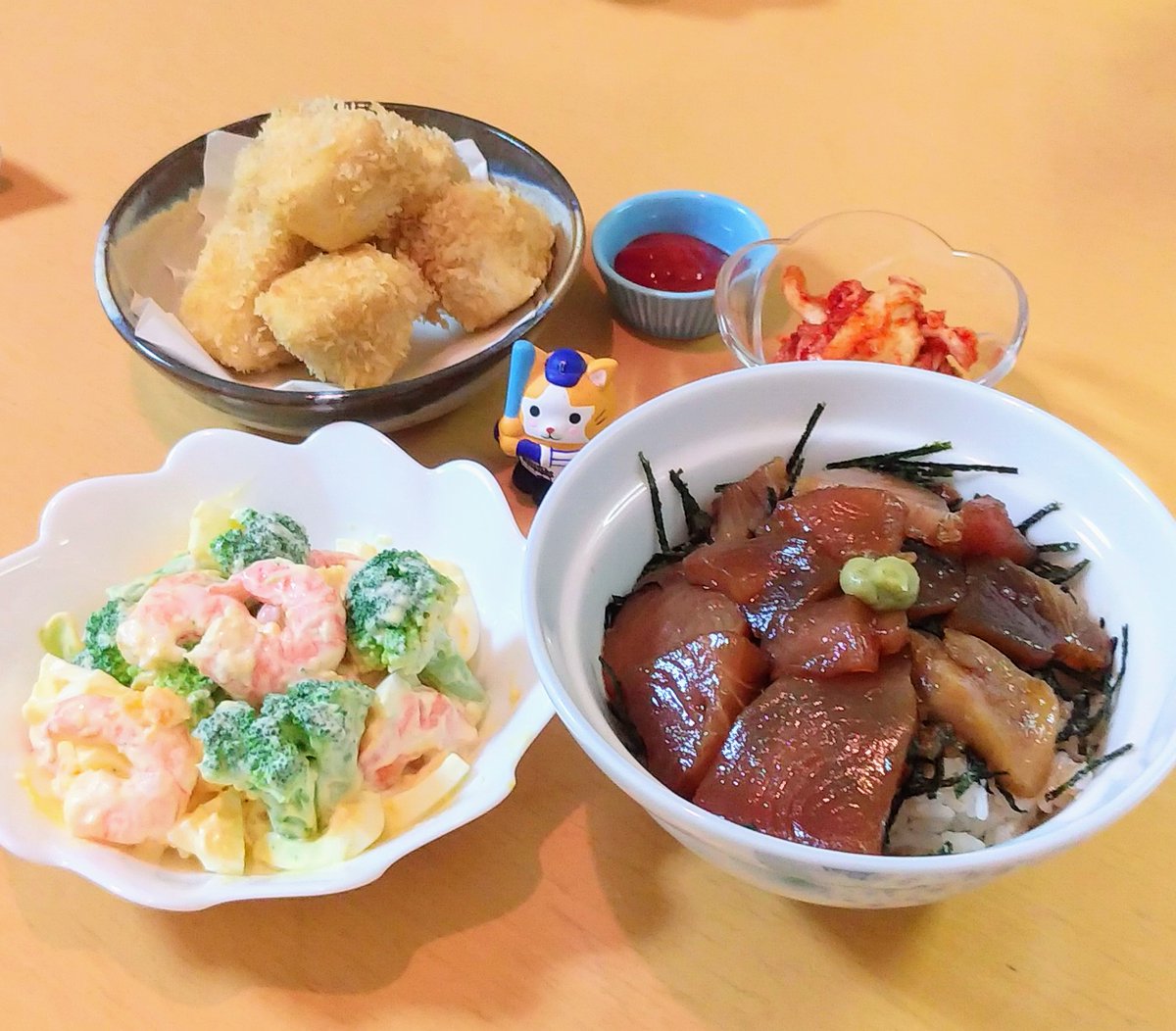 【今日の晩ごはん🐟862】 🥢まぐろ漬け丼🐟 🥢カマンベールチーズフライ 🥢白菜キムチ🥬🌶 🥢えびとブロッコリーの たまごサラダ🍤🥚🥦 和洋折衷晩ごはんです🍚