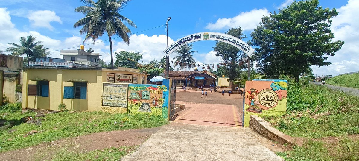 ಬೆಳಗಾವಿ ತಾಲ್ಲೂಕಿನ ಹೊನಗಾ ಗ್ರಾಮ ಪಂಚಾಯತಿ ವ್ಯಾಪ್ತಿಯಲ್ಲಿ ಬರುವ ಸರ್ಕಾರಿ ಹಿರಿಯ ಪ್ರಾಥಮಿಕ ಮರಾಠಿ ಶಾಲೆಯ ಆವರಣ ಗೋಡೆಗಳಗೆ ನರೇಗಾ ಯೋಜನೆ ಐಇಸಿ ಚಟುವಟಿಕೆಯಡಿ ಬಣ್ಣ ಹಚ್ಚಿರುವುದು.
ಈ ಶಾಲೆಯ ಆವರಣ ಗೋಡೆಗಳು ಸುಂದರವಾಗಿ ಮತ್ತು ಸ್ವಚ್ಛವಾಗಿ ಕಾಣುತ್ತಿವೆ.
