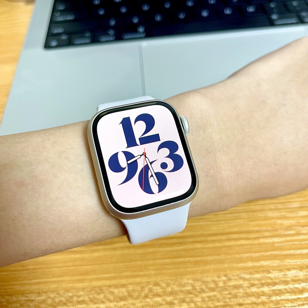 Thetechclip's tweet photo. 힣힣 #applewatch7 
이제 시리즈8인척하고 돌아다니면 되나? https://t.co/yHr0oNW2JB https://t.co/aFAfIvo7Bz