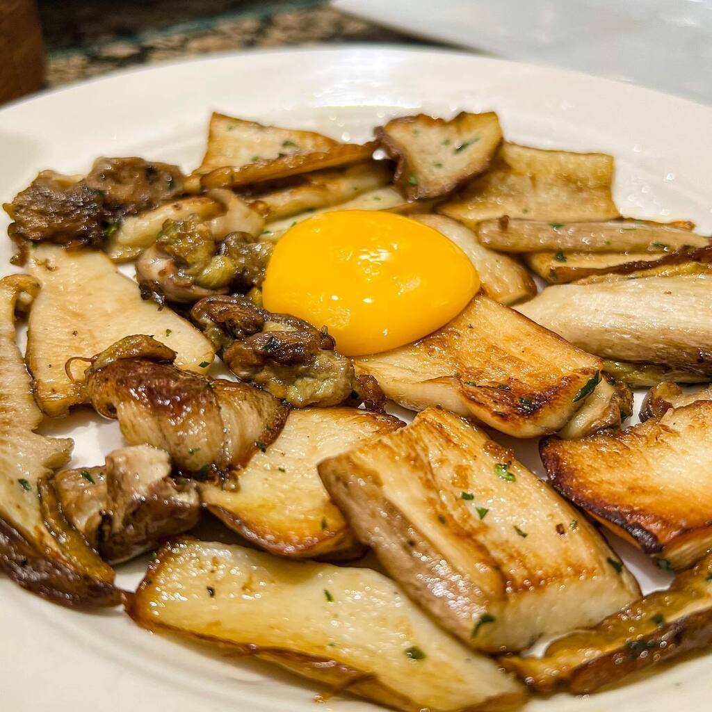 piox_tweets's tweet photo. Came for the hongos a la plancha w egg, and continued on to carabineros (scarlet shrimp), croquetas de gallina, chipirón en su tinta. And perceberes! 
All something I would want to eat again and again. @ganbara_ seemed particularly popular to French visitors and for good rea… https://t.co/ifGJLwfXCA