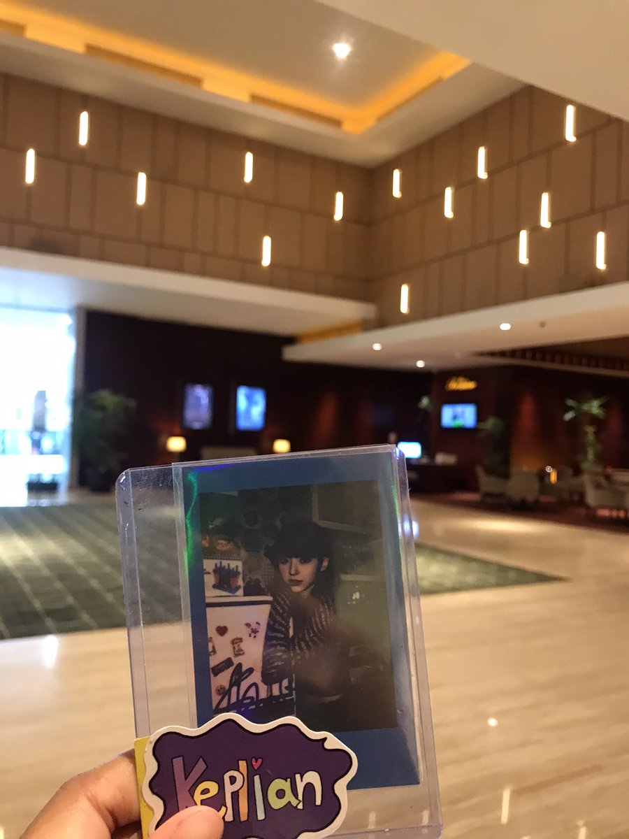 shenshouty's tweet photo. sssst I go to the painting exhibition/auction, eat and watch movies with Shiro
 #MashiroTheExplorer #시로짱봐줘 https://t.co/AL08guCBMV