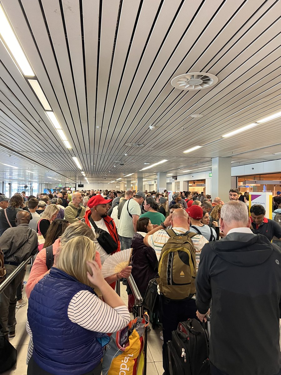 Pippilangsok's tweet photo. Een normale vrijdag zonder school vakantie. Niet normaal, rijen dik tot aan buiten #schiphol #drama #bizar https://t.co/04JvJzXhQ1