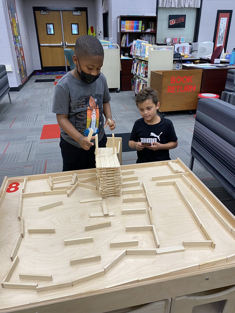MrsRogersK's tweet photo. Fun in the Hub!! #hecsmagic #wearelakota @HeritageECS https://t.co/eoMeD5e03k