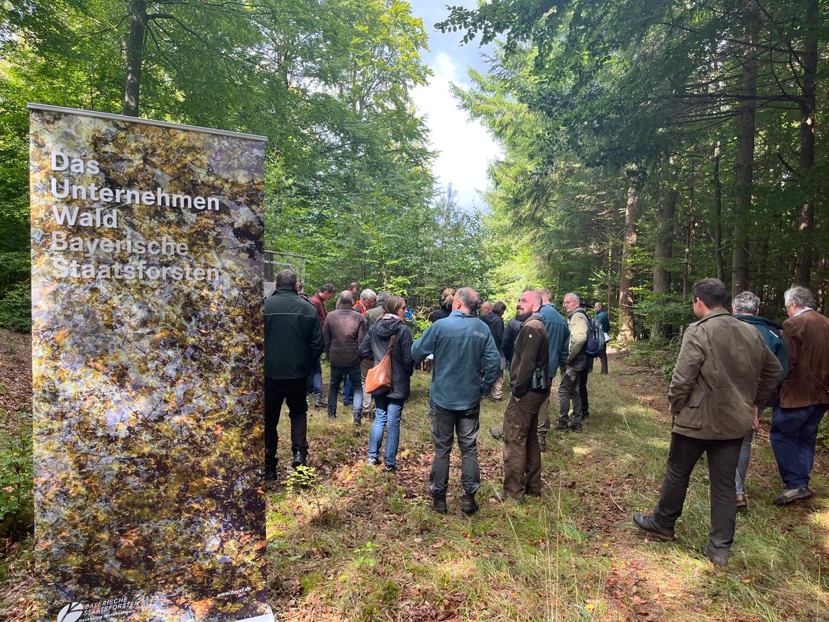 Eröffnungsveranstaltung der Deutschen #Waldtage2022 in Bad Kissingen mit PStin im @BMEL @ManuelaRottmann. Passend zum diesjährigen #DWT2022-Thema "Biologische Vielfalt erleben" eine Exkursion zum Thema integrative Waldbewirtschaftung - Schützen und Nutzen auf gleicher Fläche.