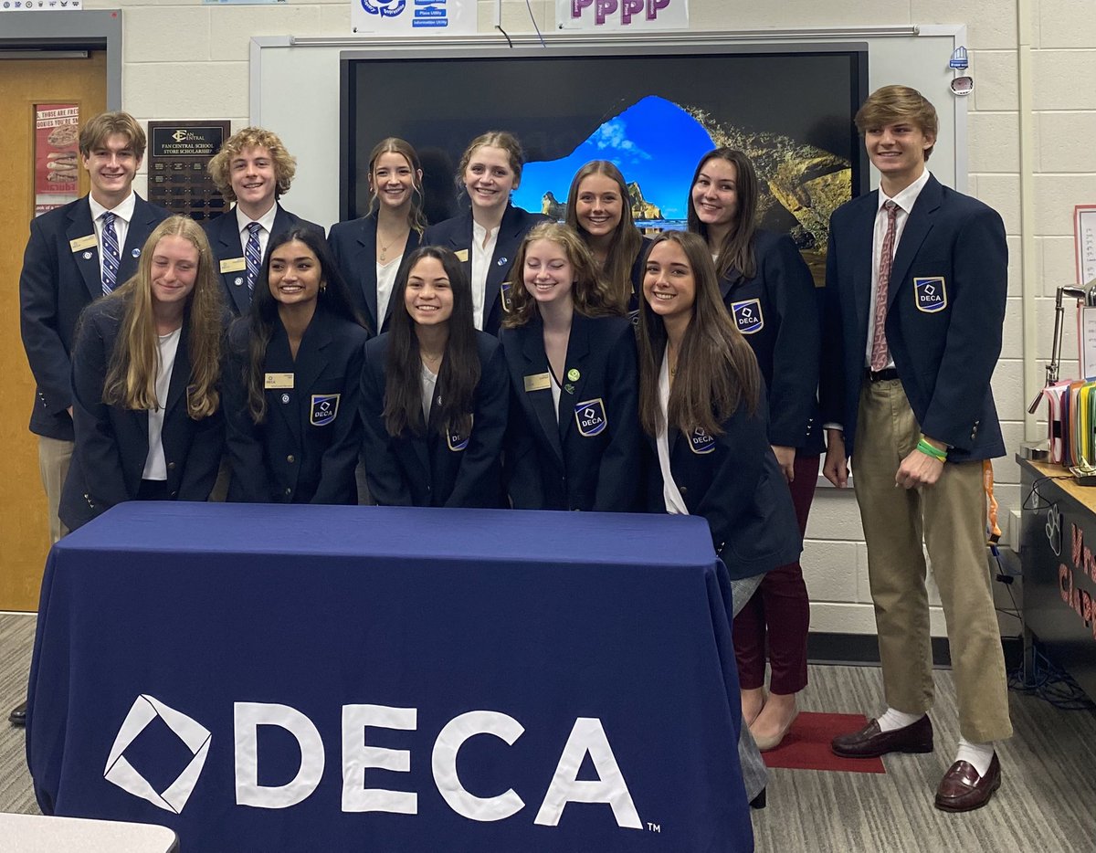 MrsCMacAllaster's tweet photo. FCHS DECA Officer Pinning Ceremony. This group of student leaders are doing great things! #chouse @ForsythCHS @FCCollegeCareer @fchsdeca @DrJoshLowe ❤️🐾🖤 https://t.co/XG11ZhKEu0
