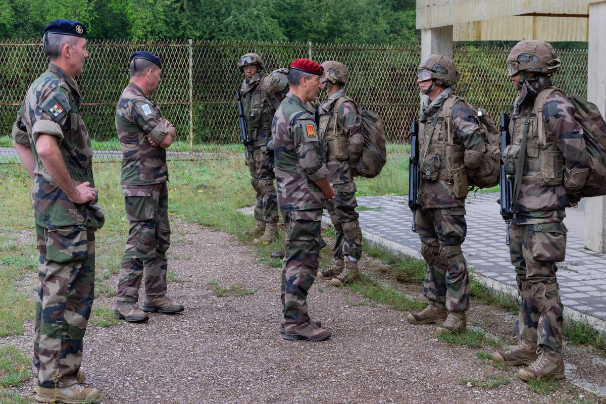 7e_brig_blindee's tweet image. Un honneur d'accueillir le GCA TOUJOUSE @Commandement_FT à l'état-major de @7e_brig_blindee et au #CFIM-3eRCA pour son 1er déplacement terrain.