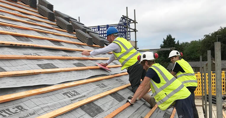 RoofingToday's tweet photo. Following the collapse of #Avonside Roofing, its £33.5m contract with Sheffield City Council to repair & renew the #roofs on around 7,000 homes over 5 years has been left incomplete.
📌 Read more here: https://t.co/2iWxweKUGs #roofing #contractors https://t.co/HTWYW7E4L0
