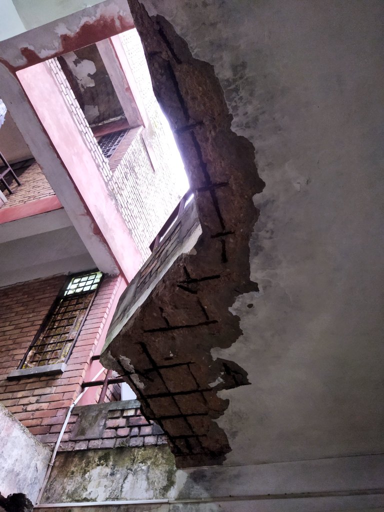 ArchanaKShaji's tweet photo. All it takes is a little rain for hostels to fall apart. Who will be responsible if this falls on someone's head? 
#SabarmatiHostel #JNU #Delhi https://t.co/v18UBlAqbc