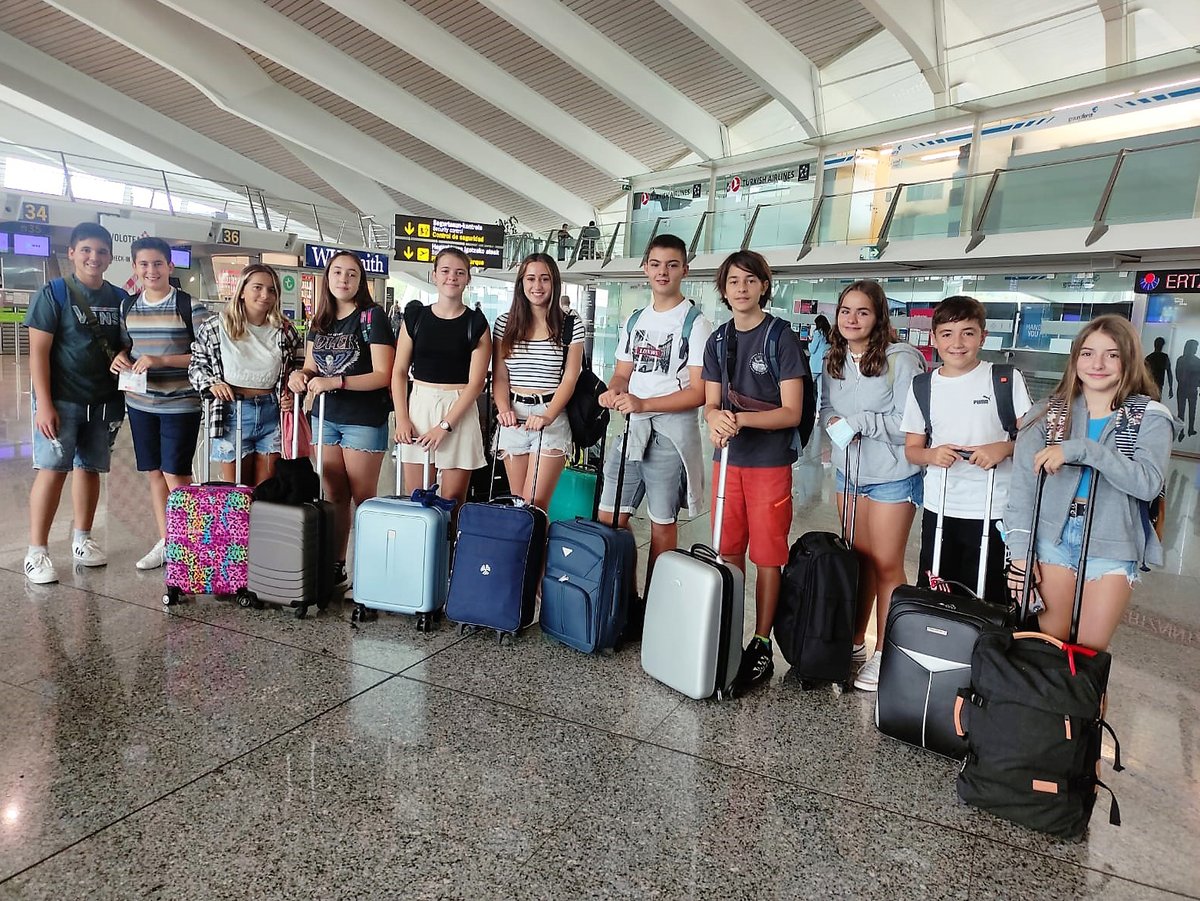 CFSomorrostro's tweet image. ¡¡¡Rumbo a GALICIA!!!
Los dos equipos de alumnos de 2º y 4º ESO que van a participar en la V Feria de Ciencia (@openscience_ Cambre 2022) ya están en Galicia con muchas ganas de disfrutar del premio ganado en la Zientzia Azoka de @Elhuyar

#OSC2022 #BetiAurrera #SomosUnaFamilia