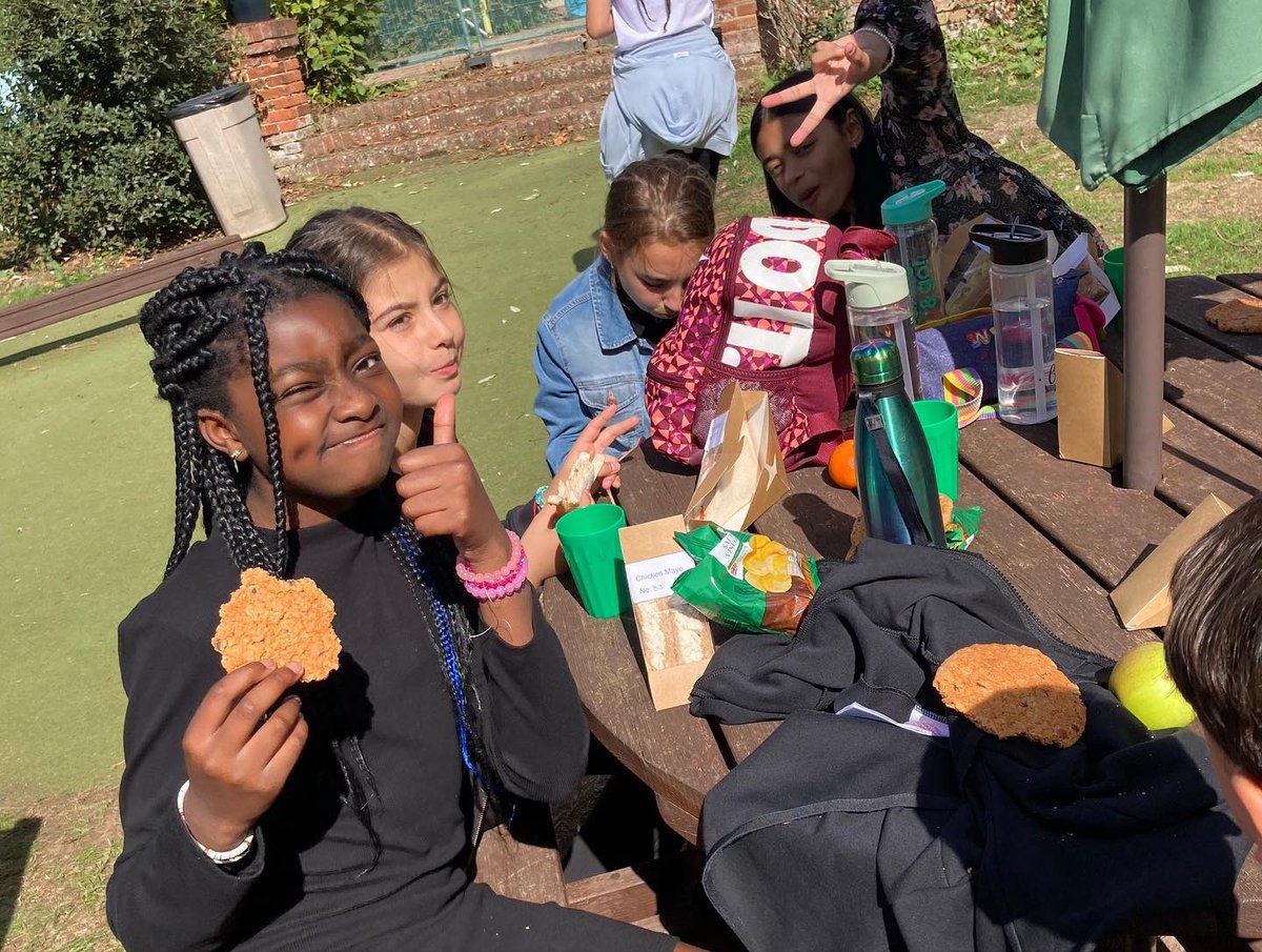MontemSchool's tweet photo. Nothing is more satisfying than eating lunch with your friends in a lovely sunny dayπ #cardfields https://t.co/lyx972GIN1