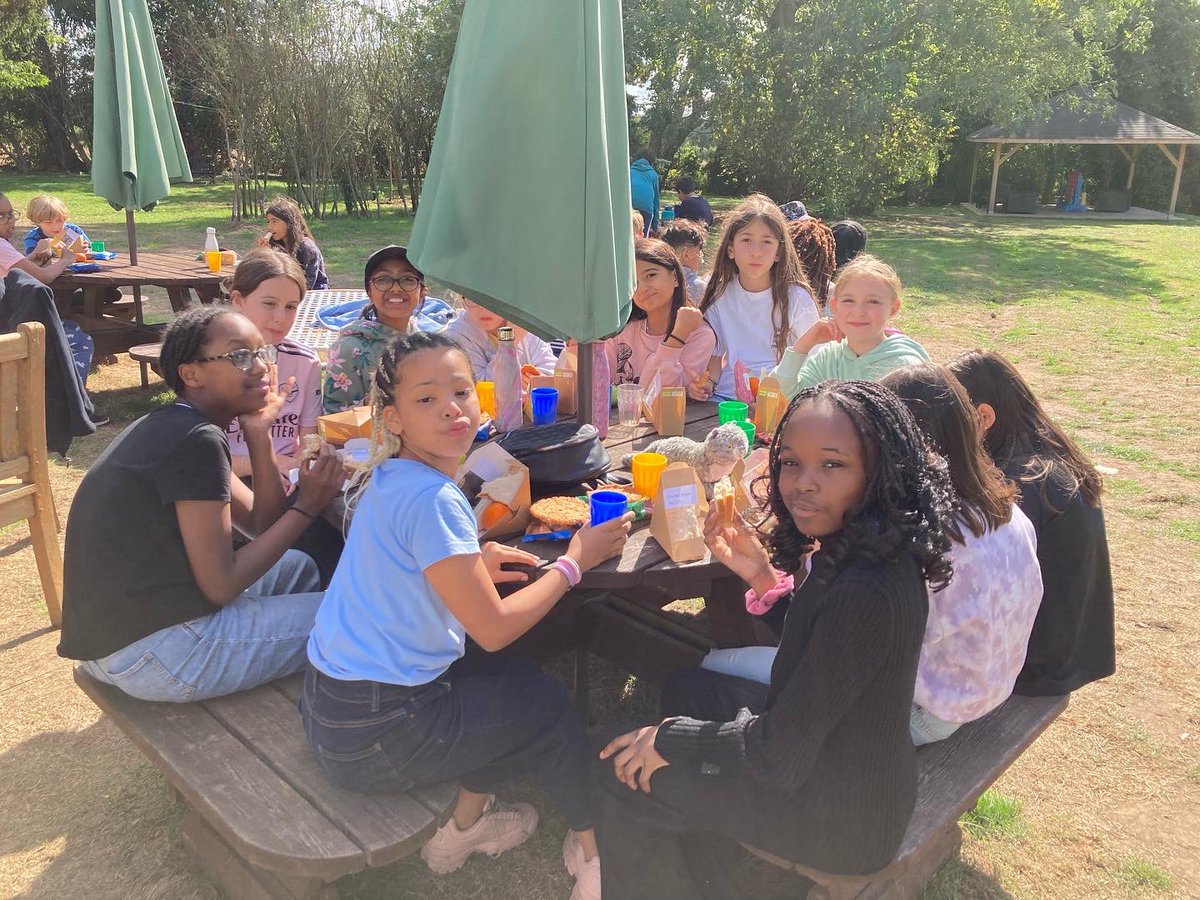 MontemSchool's tweet photo. Nothing is more satisfying than eating lunch with your friends in a lovely sunny dayπ #cardfields https://t.co/lyx972GIN1