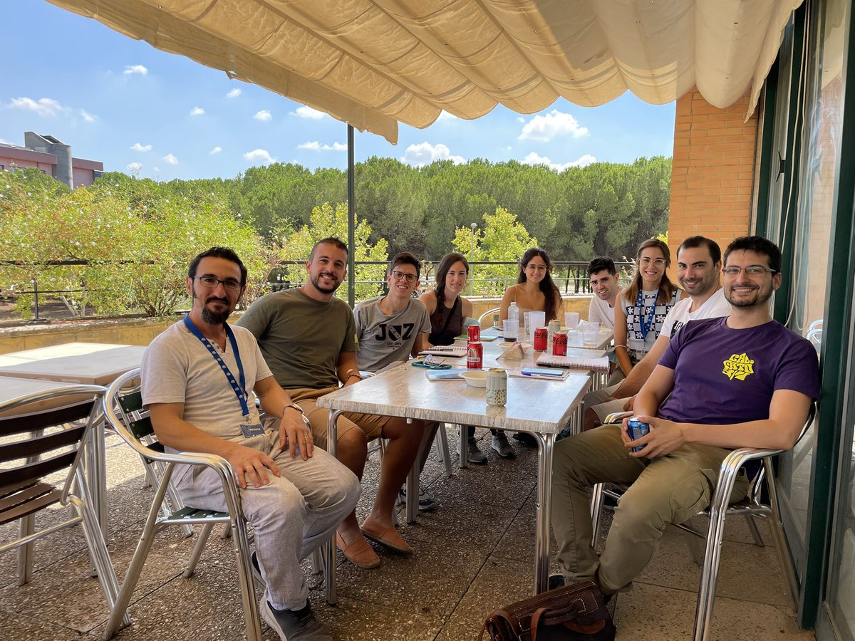 Today Miguel Fortuna @labfortuna from @ebdonana gave a great talk about phenotypic plasticity in digital organisms to the #CABD community!🧬Followed by an informal get together with the junior committee! Dr. Fortuna is being hosted by @fcasfer!A real connection from @CsicLifehub