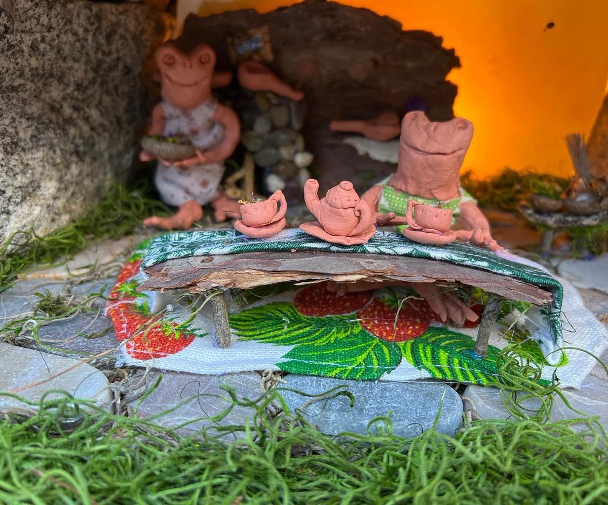 bedrockgardens's tweet photo. Chippy has moved out of the “Tiny Stage” and the frogs have moved in! They are having a tea party. Come join them. They will be there from now until September 27th. This little tea party comes to you from Becca Romanoski and Haley Searcy. @haleysearcyart #tinystage #frogteaparty https://t.co/MCK6k6wf9b