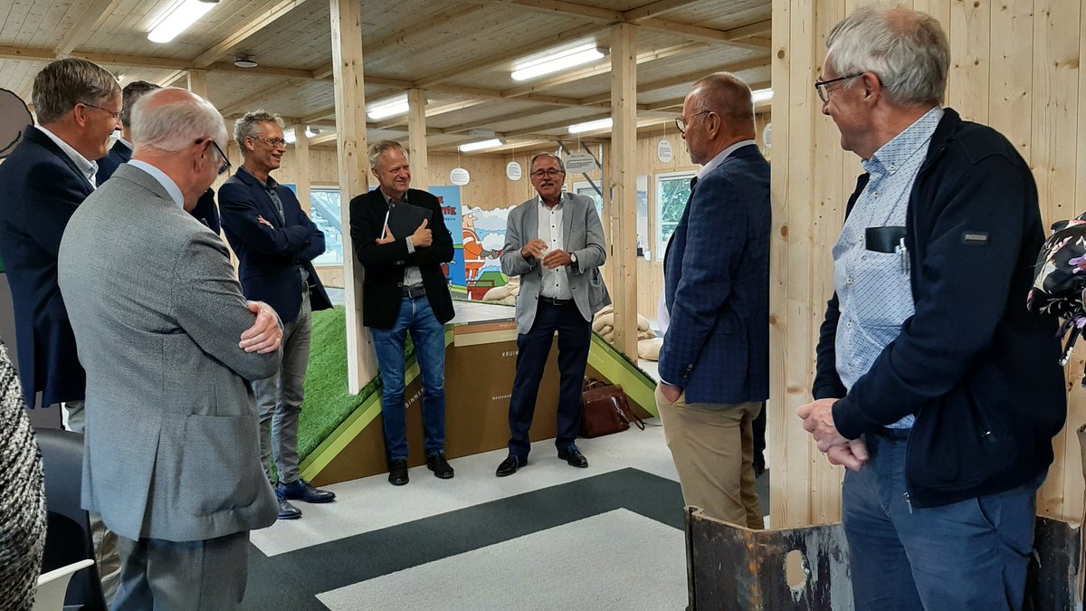 JeroenHaan1's tweet photo. Het dagelijks bestuur van #Unie van @waterschappen vergadering, daarna gesprek met college #DenH @wsrivierenland & werkbezoek bij @HWBP_nl-project #GorinchemWaardenburg met Graaf Reinald #alliantie. https://t.co/jAeQf9PERV